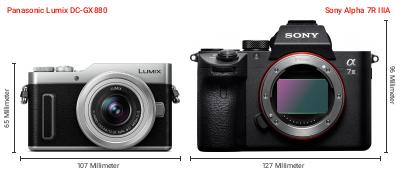 Größenvergleich: Panasonic Lumix DC-GX880 vs. Sony Alpha 7R IIIA Größenvergleich: Panasonic Lumix DC-GX880 vs. Sony Alpha 7R IIIA