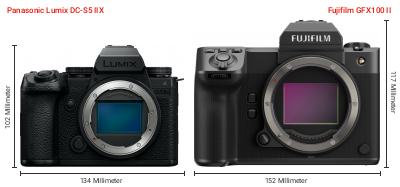 Größenvergleich: Panasonic Lumix DC-S5 IIX vs. Fujifilm GFX100 II Größenvergleich: Panasonic Lumix DC-S5 IIX vs. Fujifilm GFX100 II