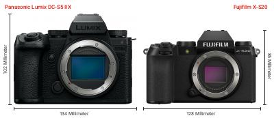 Größenvergleich: Panasonic Lumix DC-S5 IIX vs. Fujifilm X-S20 Größenvergleich: Panasonic Lumix DC-S5 IIX vs. Fujifilm X-S20