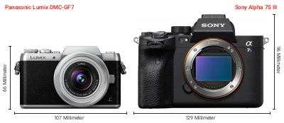 Größenvergleich: Panasonic Lumix DMC-GF7 vs. Sony Alpha 7S III Größenvergleich: Panasonic Lumix DMC-GF7 vs. Sony Alpha 7S III