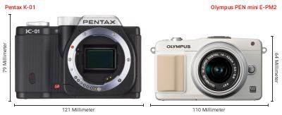 Größenvergleich: Pentax K-01 vs. OM System PEN mini E-PM2 Größenvergleich: Pentax K-01 vs. OM System PEN mini E-PM2
