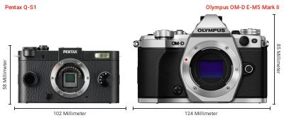Größenvergleich: Pentax Q-S1 vs. OM System OM-D E-M5 Mark II Größenvergleich: Pentax Q-S1 vs. OM System OM-D E-M5 Mark II