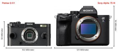 Größenvergleich: Pentax Q-S1 vs. Sony Alpha 7S III Größenvergleich: Pentax Q-S1 vs. Sony Alpha 7S III