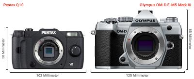 Größenvergleich: Pentax Q10 vs. OM System OM-D E-M5 Mark III