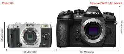 Größenvergleich: Pentax Q7 vs. OM System OM-D E-M1 Mark II