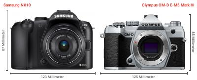 Größenvergleich: Samsung NX10 vs. OM System OM-D E-M5 Mark III Größenvergleich: Samsung NX10 vs. OM System OM-D E-M5 Mark III