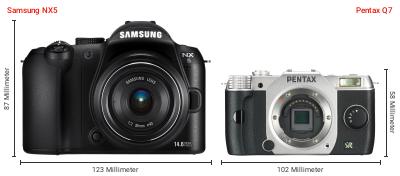 Größenvergleich: Samsung NX5 vs. Pentax Q7 Größenvergleich: Samsung NX5 vs. Pentax Q7