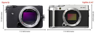 Größenvergleich: Sigma fp vs. Fujifilm X-A7 Größenvergleich: Sigma fp vs. Fujifilm X-A7