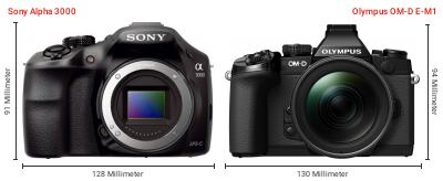 Größenvergleich: Sony Alpha 3000 vs. OM System OM-D E-M1 Größenvergleich: Sony Alpha 3000 vs. OM System OM-D E-M1