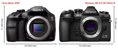 Größenvergleich: Sony Alpha 3000 vs. OM System OM-D E-M1 Mark III