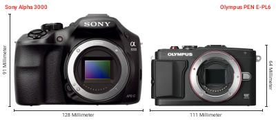Größenvergleich: Sony Alpha 3000 vs. OM System PEN E-PL6 Größenvergleich: Sony Alpha 3000 vs. OM System PEN E-PL6