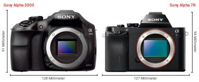 Größenvergleich: Sony Alpha 3000 vs. Sony Alpha 7R Größenvergleich: Sony Alpha 3000 vs. Sony Alpha 7R