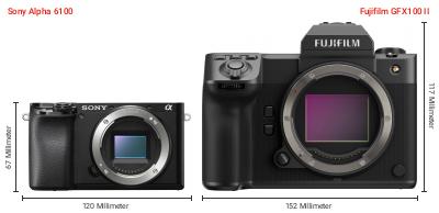 Größenvergleich: Sony Alpha 6100 vs. Fujifilm GFX100 II Größenvergleich: Sony Alpha 6100 vs. Fujifilm GFX100 II