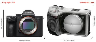 Größenvergleich: Sony Alpha 7 III vs. Hasselblad Lunar Größenvergleich: Sony Alpha 7 III vs. Hasselblad Lunar
