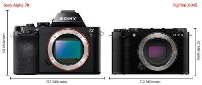 Größenvergleich: Sony Alpha 7R vs. Fujifilm X-M5 Größenvergleich: Sony Alpha 7R vs. Fujifilm X-M5