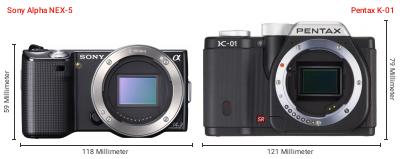Größenvergleich: Sony Alpha NEX-5 vs. Pentax K-01 Größenvergleich: Sony Alpha NEX-5 vs. Pentax K-01