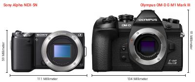 Größenvergleich: Sony Alpha NEX-5N vs. OM System OM-D E-M1 Mark III