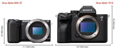 Größenvergleich: Sony Alpha NEX-5T vs. Sony Alpha 7S III Größenvergleich: Sony Alpha NEX-5T vs. Sony Alpha 7S III