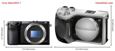 Größenvergleich: Sony Alpha NEX-7 vs. Hasselblad Lunar Größenvergleich: Sony Alpha NEX-7 vs. Hasselblad Lunar