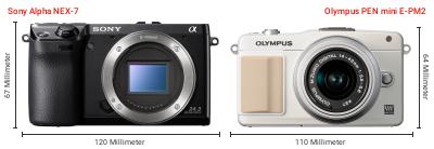 Größenvergleich: Sony Alpha NEX-7 vs. OM System PEN mini E-PM2 Größenvergleich: Sony Alpha NEX-7 vs. OM System PEN mini E-PM2